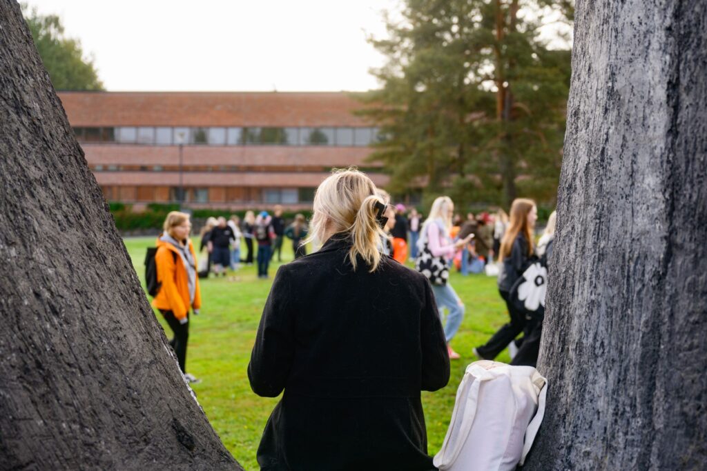 Opiskelija opintojen alussa syyskuussa, tuutoreita liikkeelä Joensuussa Carelian edessä myös. 